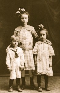Mom&amp;Sibs1923